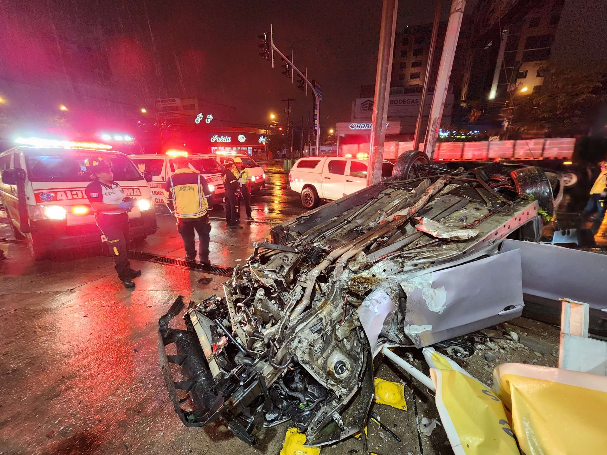 ¿Qué pasó en la Roosevelt? Carro volcado complica el tránsito en zona 11