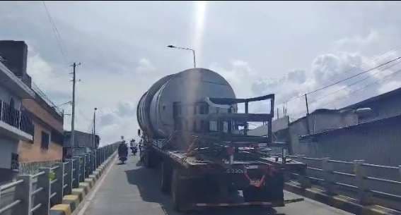 EN VIDEO | Tráiler que botó pasarela es movilizado de la Aguilar Batres