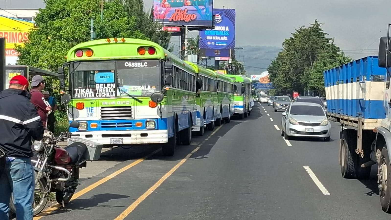 Caravana de buses avanza hacia el Congreso y piden ser incluidos en el presupuesto 2026