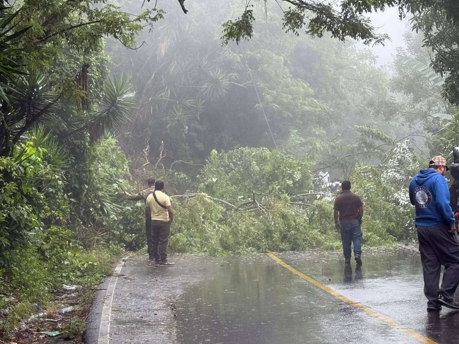 ¡Bloqueo total! Derrumbe impide el paso hacia Jutiapa