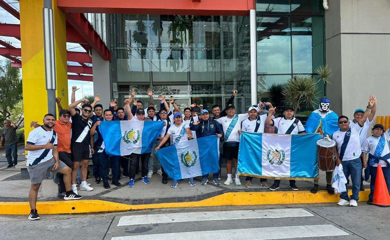 ¡Que retumbe El Salvador! La hinchada chapina ya se hace sentir frente al hotel de concentración