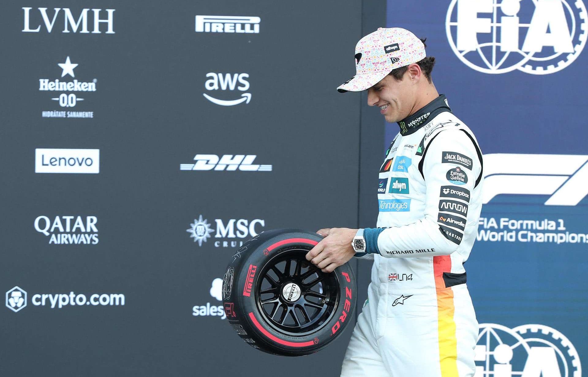 AMDEP7733. CIUDAD DE MÉXICO (MÉXICO), 25/10/2025.- El británico Lando Norris de McLaren, camina con un neumático firmado por él al finalizar la sesión de clasificación del Gran Premio de México de la Fórmula Uno este sábado, en el Autódromo Hermanos Rodríguez en Ciudad de México (México). EFE/ Mario Guzmán