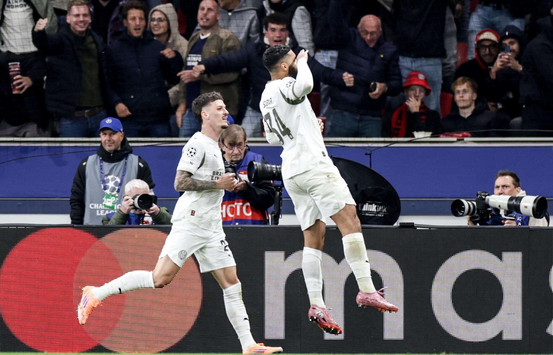 El jugador del PSV Ismael Saibari (d) celebra el 1-1 durante el partido de la UEFA Champions League l que han jugado Bayer Leverkusen y PSV en Leverkusen, Alemania. EFE/EPA/CHRISTOPHER NEUNDORF