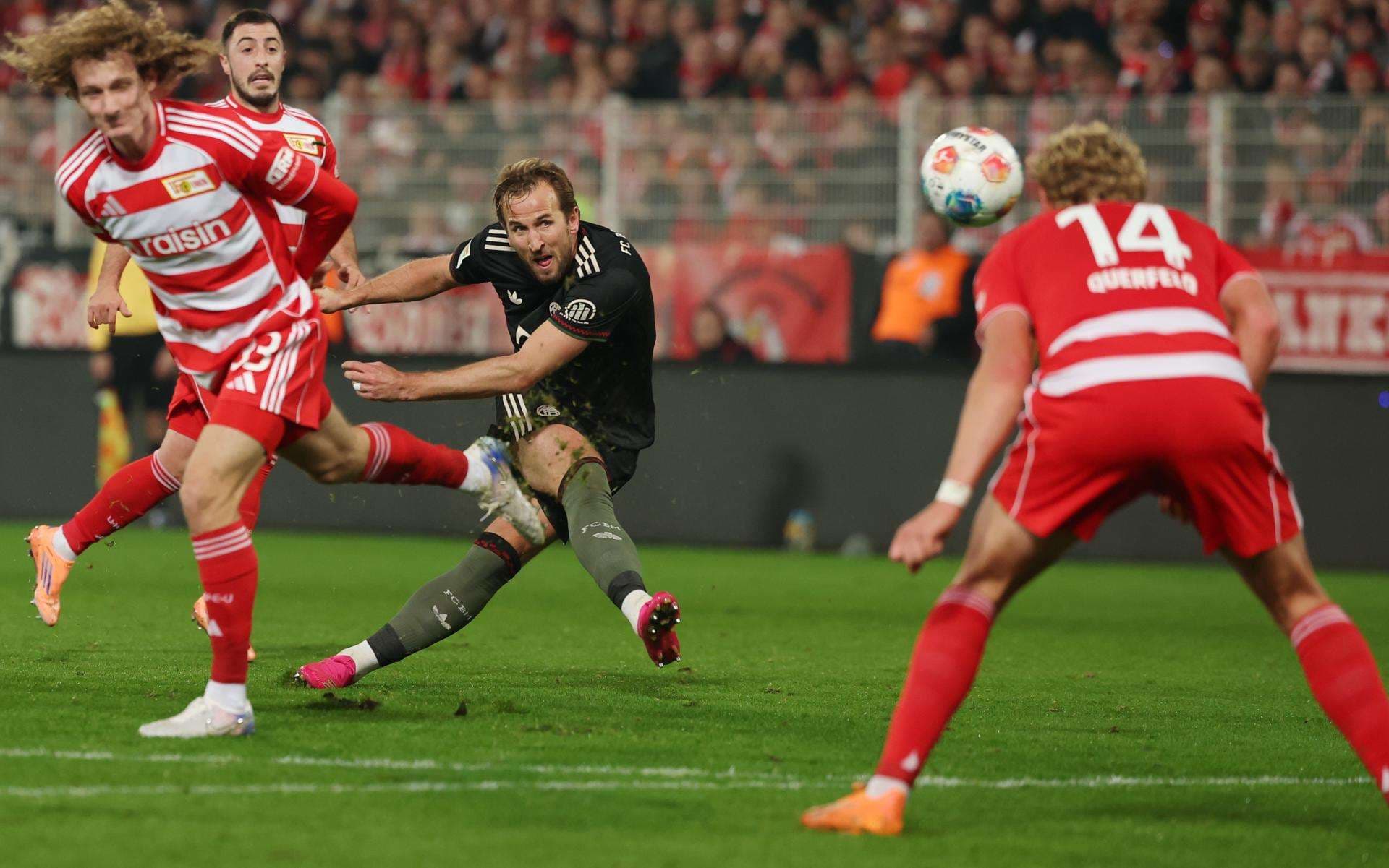 El jugador del Bayern Harry Kane logra un gol durante el partido de la Bundesliga que han jugado Union Berlin y Bayern Munich en Berlín, Alemania. EFE/EPA/Filip Singer