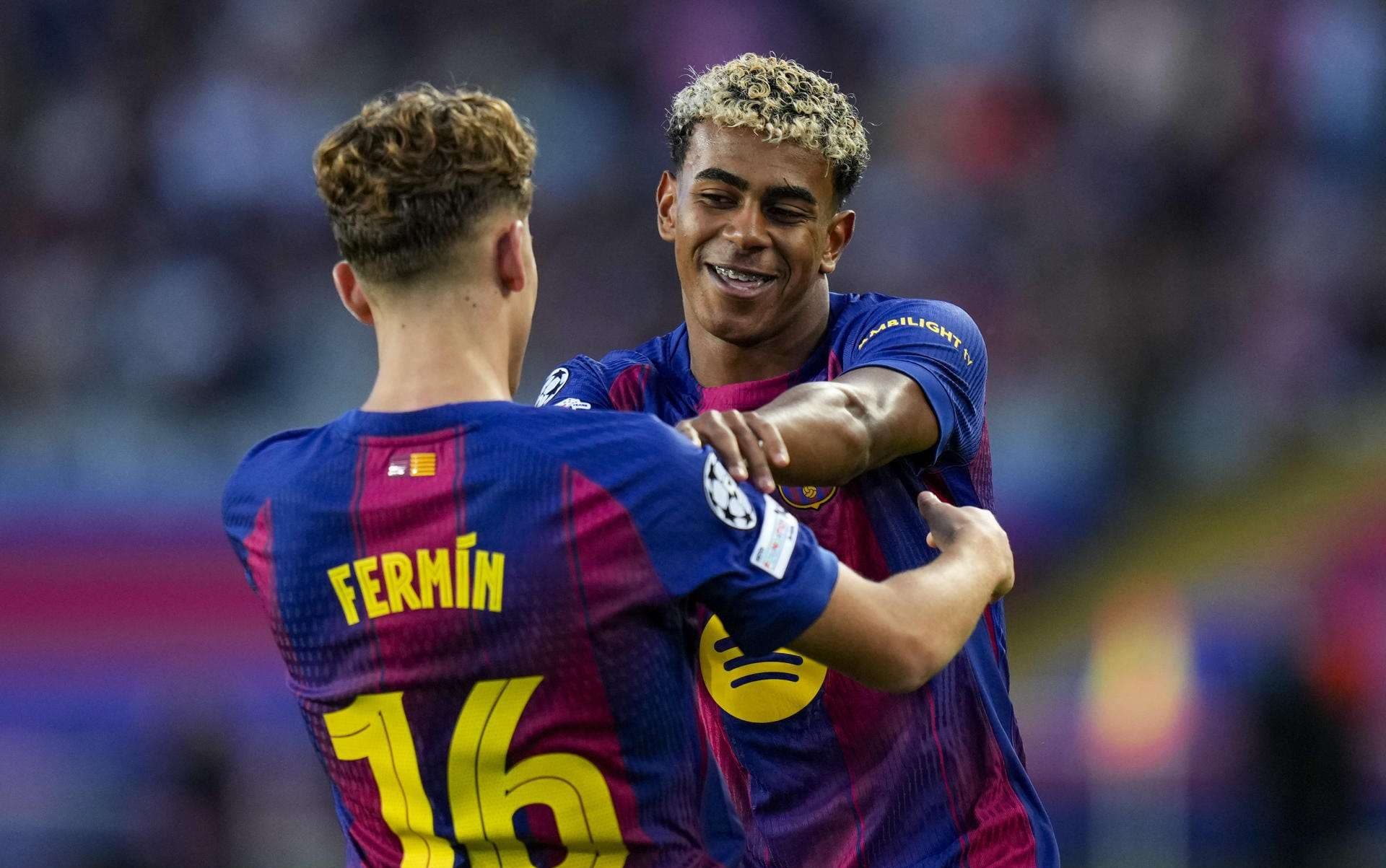 Fermín López (i) y Lamine Yamal, dos de los cuatro jugadores que tiene el Barcelona advertidos de suspensión en la quinta jornada de la Liga de Campeones. EFE/Siu Wu