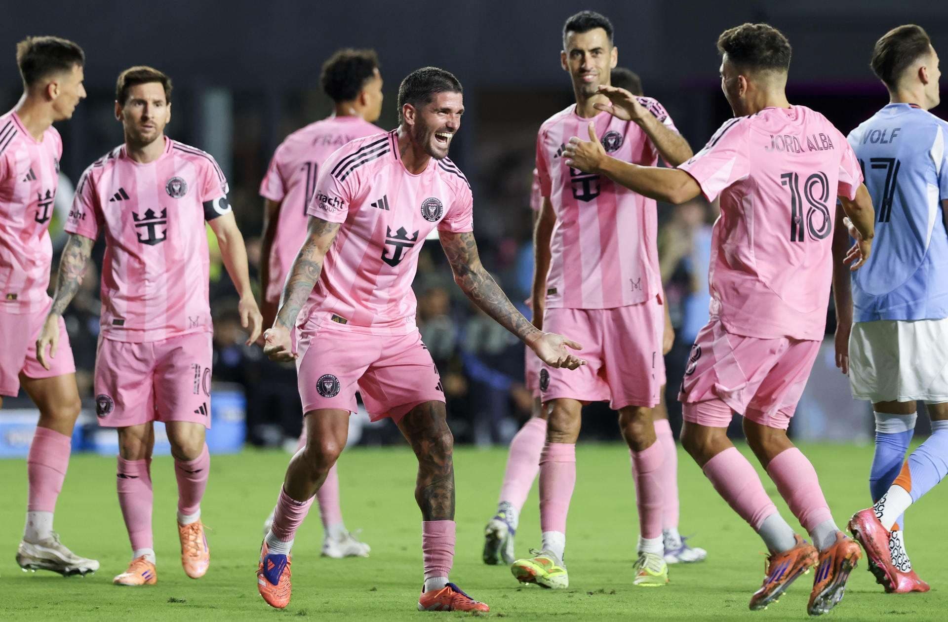 El mediocentro argentino Rodrigo De Paul (i) y el lateral español Jordi Alba celebran uno de los cinco goles que Inter Miami marcó este sábado New York City para hacerse con el título de la Conferencia Este de la MLS y clasificarse a la final de la Liga. EFE/ Giorgio Viera