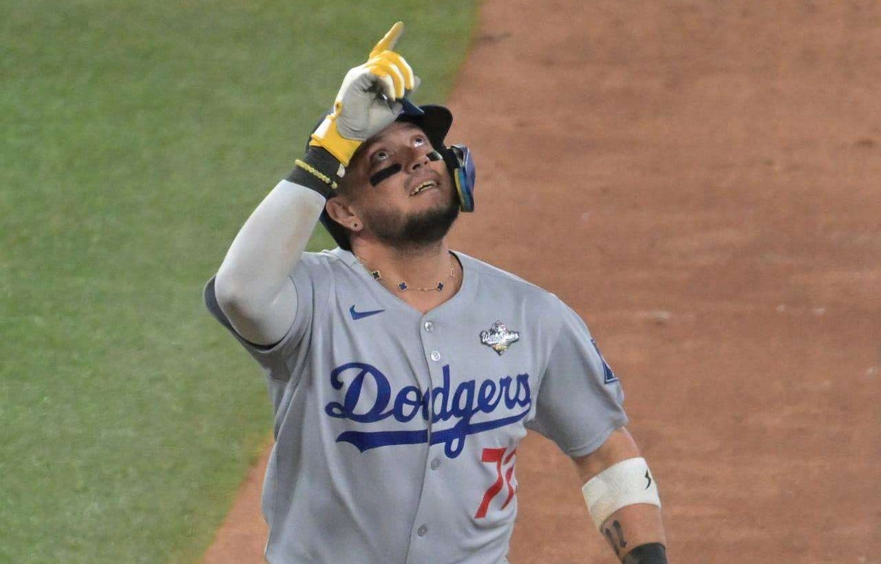 El venezolano Miguel Rojas conectó este sábado un jonrón solitario que abrió el camino a Los Angeles Dodgers para la conqista, por segundo año consecutivo, de la Serie Mundial. EFE/EPA/EDUARDO LIMA