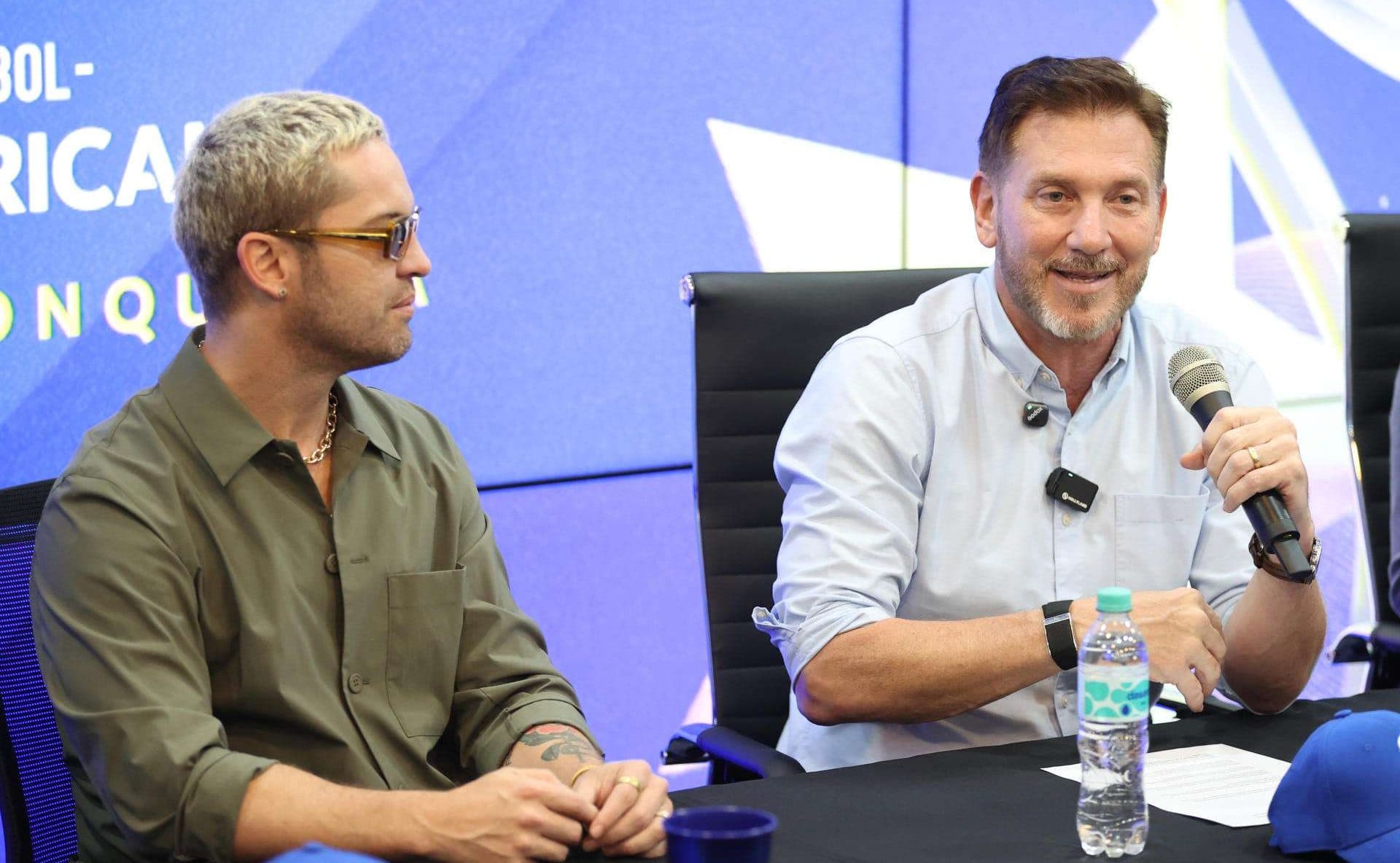 El presidente de la Conmebol, Alejandro Domínguez (d), habla junto al integrante de la agrupación musical Kchiporros, Roberto Ruiz (i) en una rueda de prensa en Luque (Paraguay). EFE/ Juan Pablo Pino