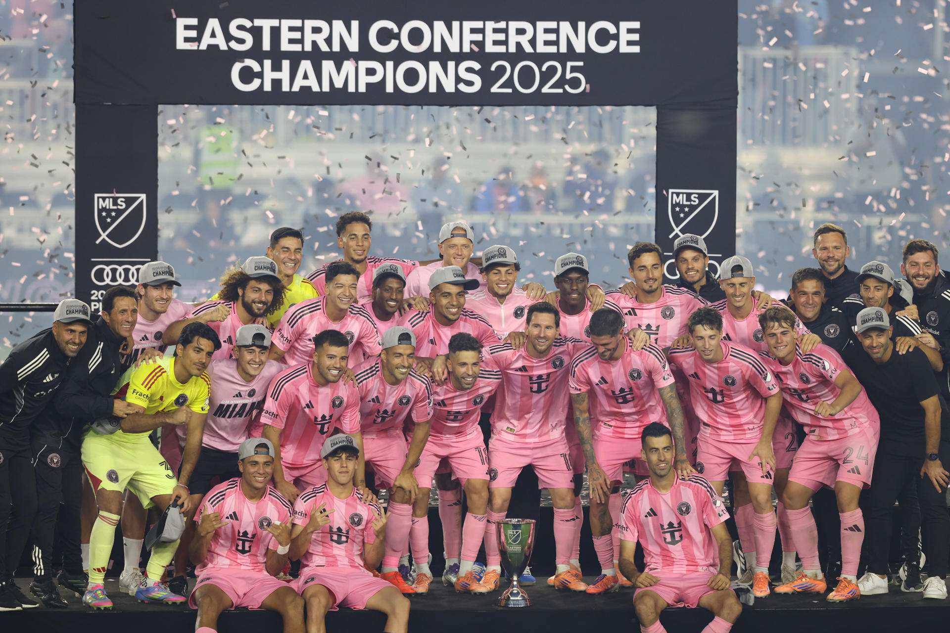 Jugadores del Inter Miami celebran este sábado la conquista del título de la Conferencia Este de la MLS al vapulear por 5-1 a New York City en el estadio Chase, de Fort Lauderdale (Florida), y además su clasificación a la final de la Liga, este 6 de diciembre. EFE/ Giorgio Viera