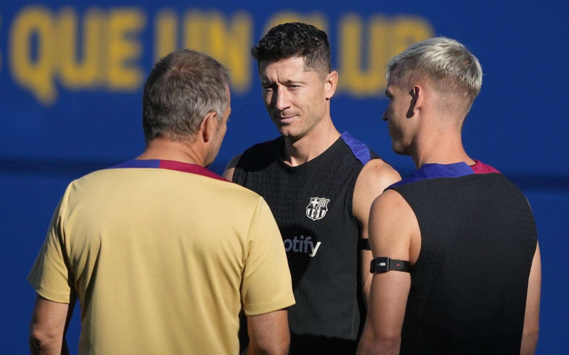 El entrenador del FC Barcelona, Hansi Flick (i), junto a Robert Lewandowski (c) y Dani Olmo, los dos jugadores que recupera para el partido contra el Elche. EFE/Alejandro García