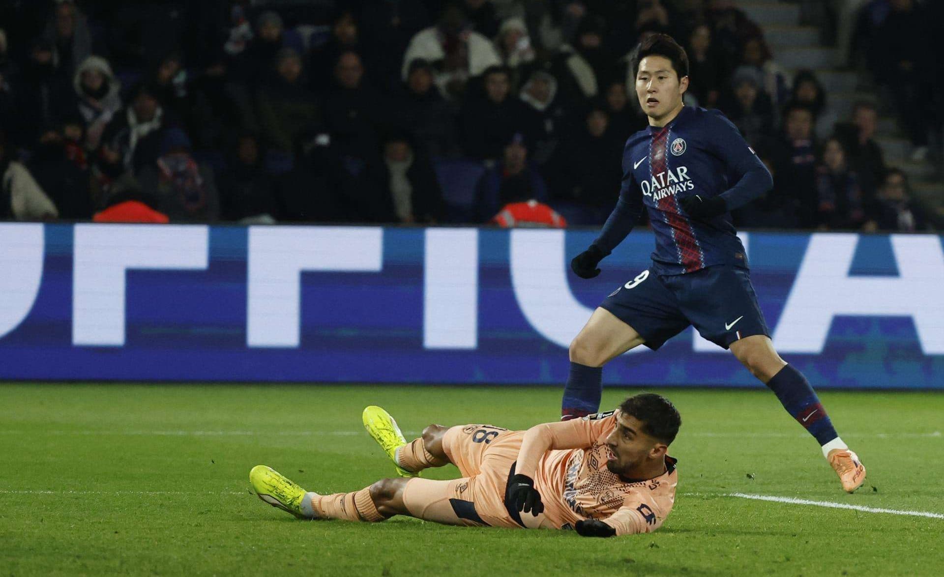 El jugador del PSG Lee Kang-In marca el 1-0 durante el partido de la Ligue 1 que han jugado Paris Saint Germain (PSG) y Le Havre, en Parc des Princes de Paris, Francia. EFE/EPA/MOHAMMED BADRA