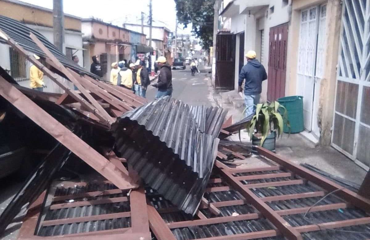¡Precaución! Pérgola colapsa en Santa Catarina Pinula por fuertes vientos