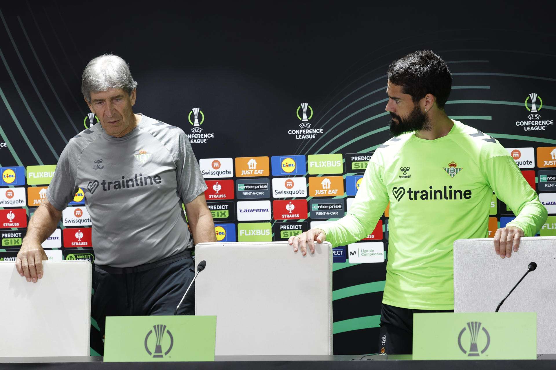 Fotografía de Julio Muñoz, en la que puede verse en una imagen de archivo al entrenador del Betis, el chileno Manuel Pellegrini (i), y al futbolista Isco Alarcón. EFE