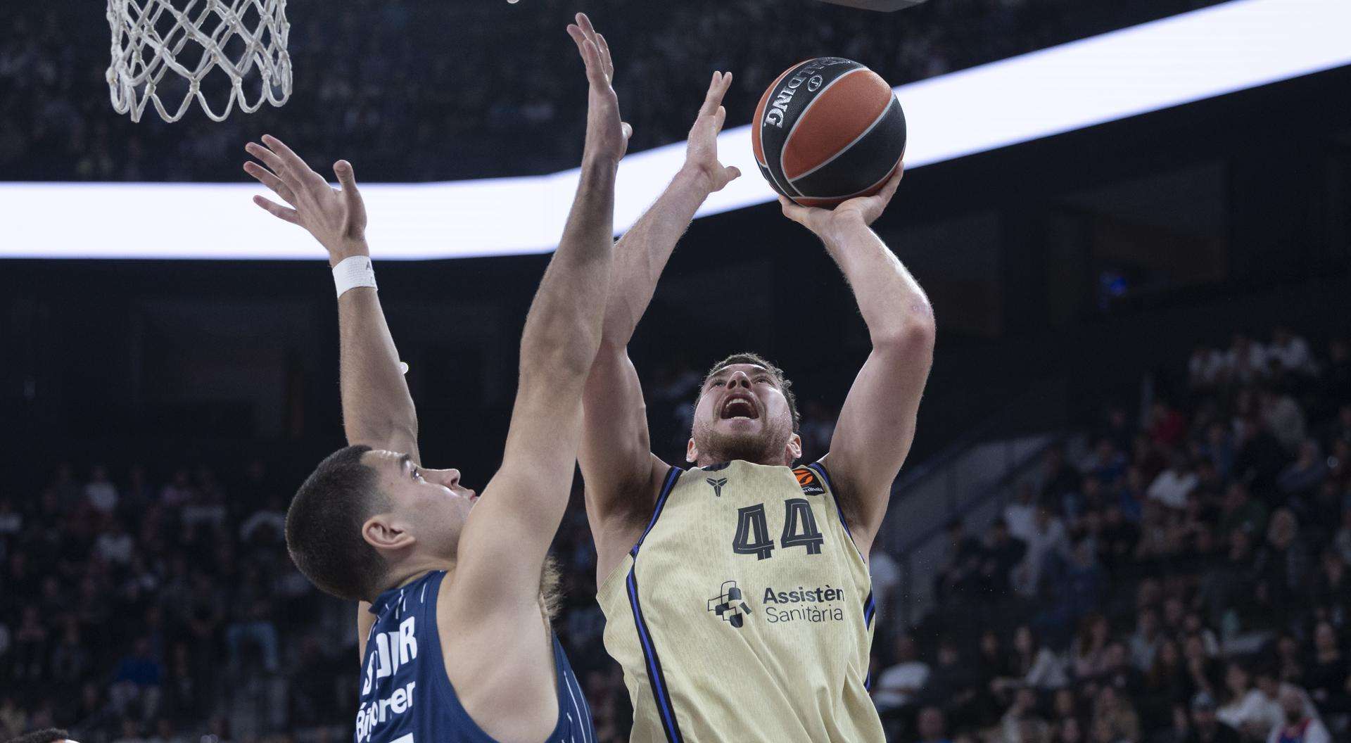 El Barça inauguró la segunda etapa de Xavi Pascual como entrenador azulgrana con una ajustada derrota en la pista del Anadolu Efes, en un duelo igualado que decidieron dos tiros libres de Isaia Cordinier en el último segundo (74-73) tras una falta muy discutida por los visitantes. EFE/EPA/TOLGA BOZOGLU
