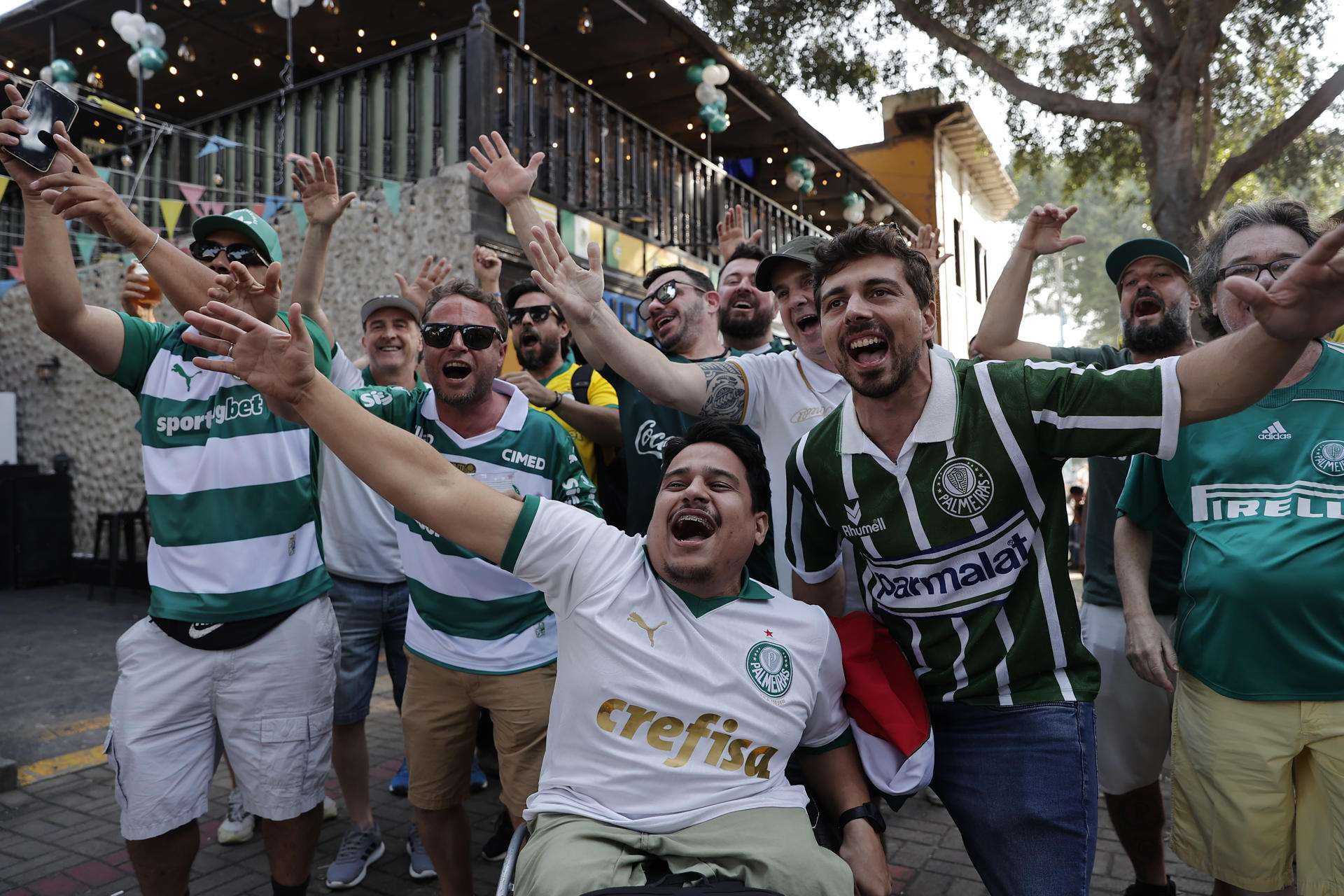 Hinchas de Palmeiras reaccionan previo al partido de la Copa Libertadores entre Flamengo y Palmeiras que se disputará en el estadio Monumental, en Lima (Perú). EFE/José Jácome.