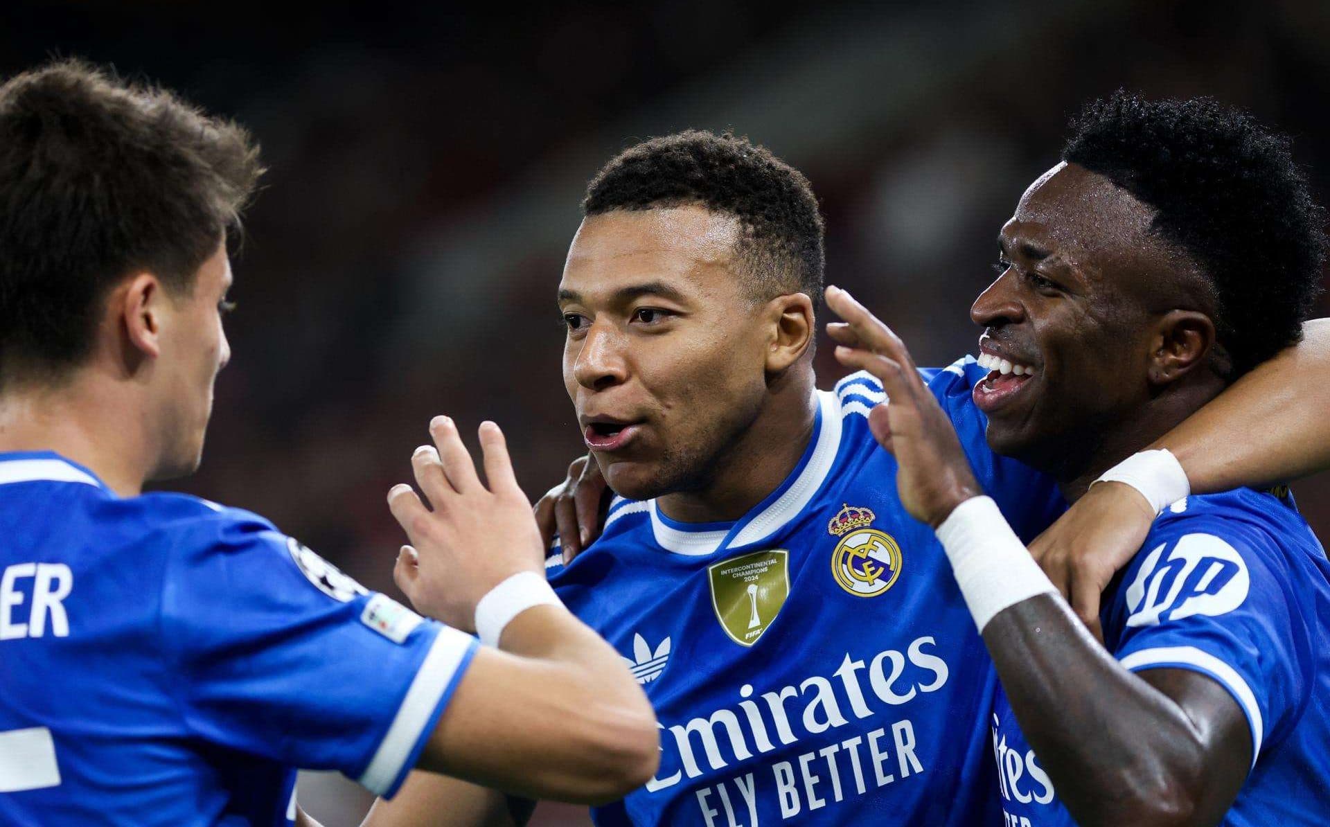 El jugador del Real Madrid Kylian Mbappe (d) y Vincicius celebran un gol durante el partido de la UEFA Champions League que han jugado Olympiacos FC y Real Madrid en Atenas, Grecia. EFE/EPA/GEORGIA PANAGOPOULOU