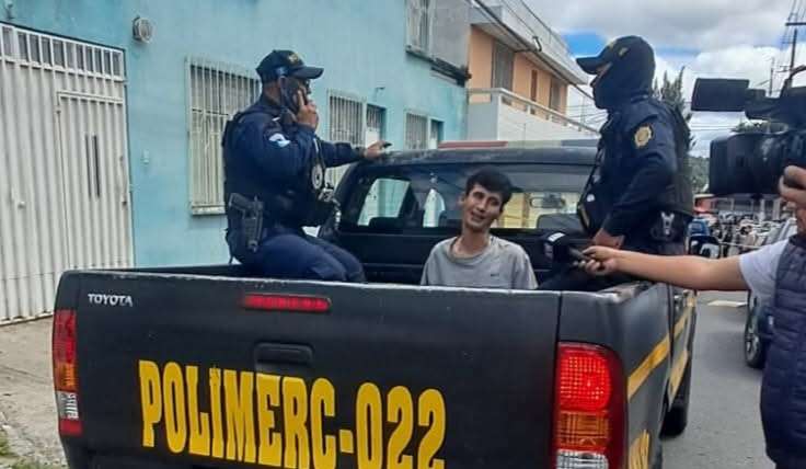 Capturan a dos mareros que dispararon a un taxi y a policías