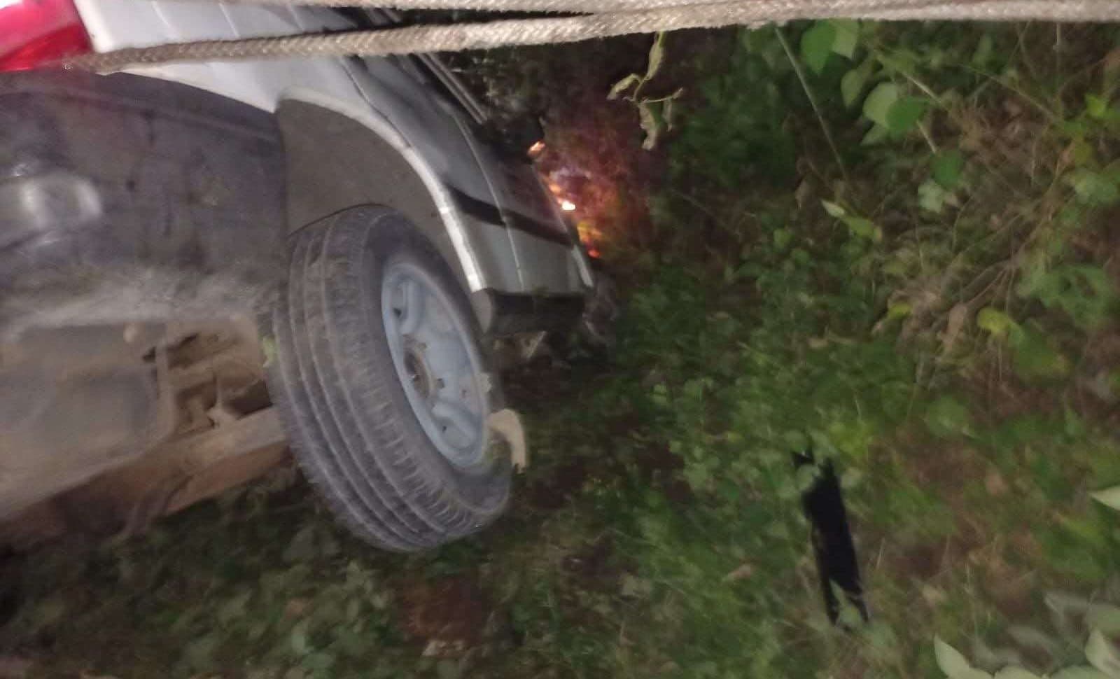 Vehículo arrolla a dos motoristas y cae a un barranco en ruta a Ciudad Quetzal