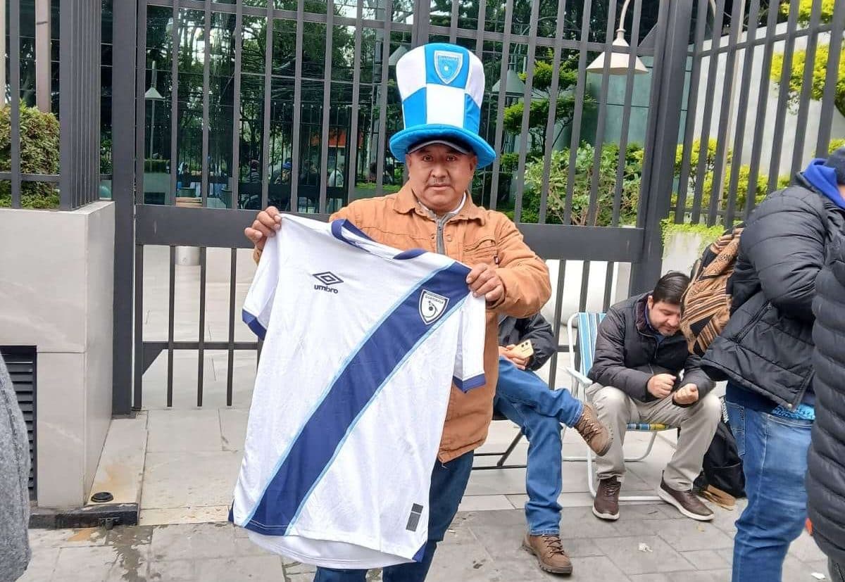 Camisolas, cánticos y esperanza: Así se vive la fiebre azul y blanco en zona 9