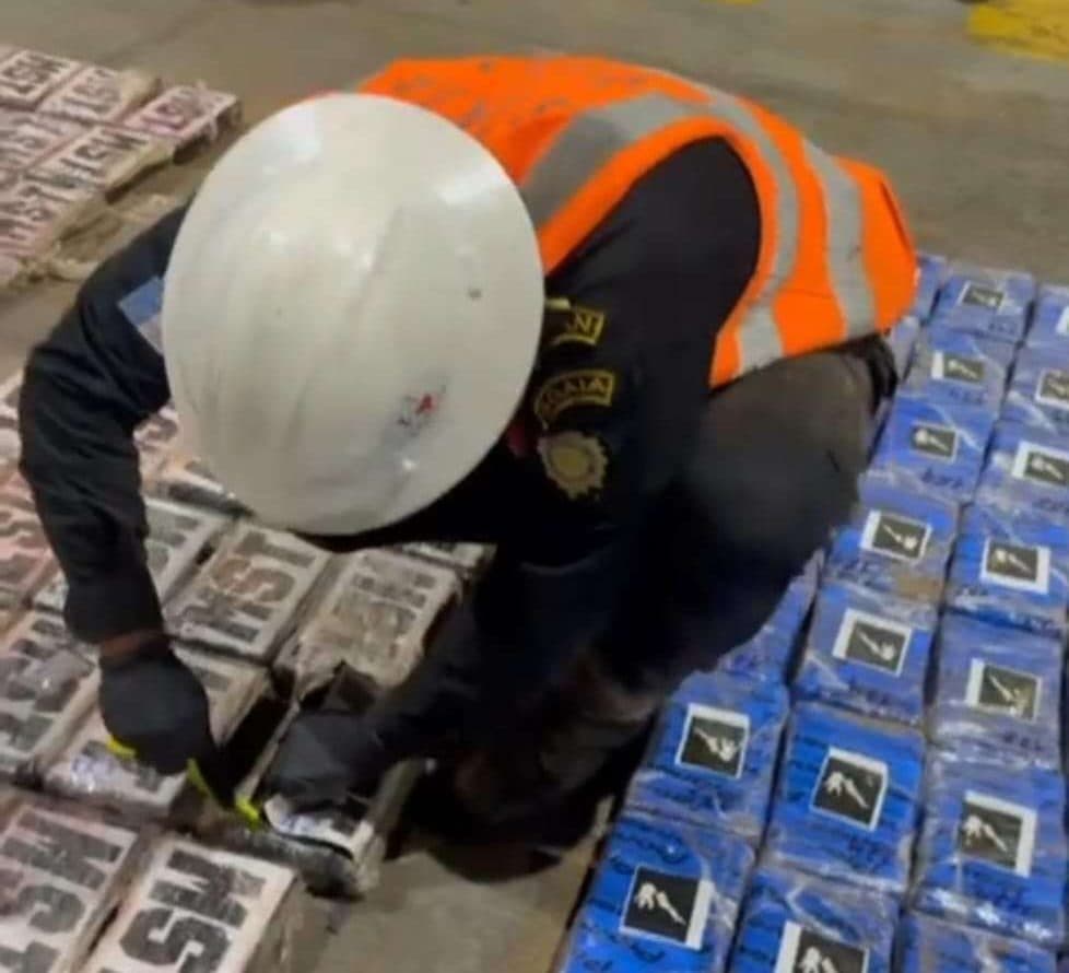 Autoridades decomisan paquetes con posible cocaína en contenedor procedente de Costa Rica