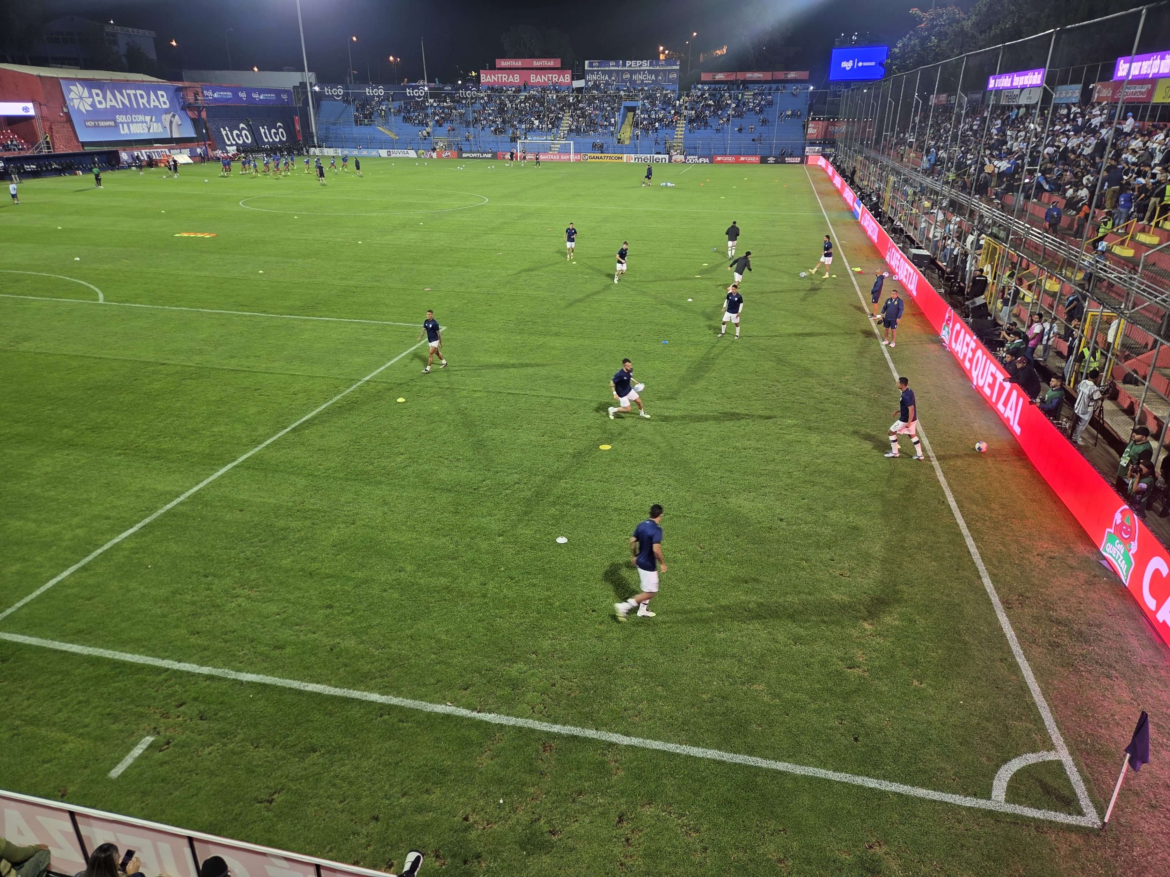 ¡La Bicolor entra en acción! Así arranca el calentamiento previo al duelo ante Surinam