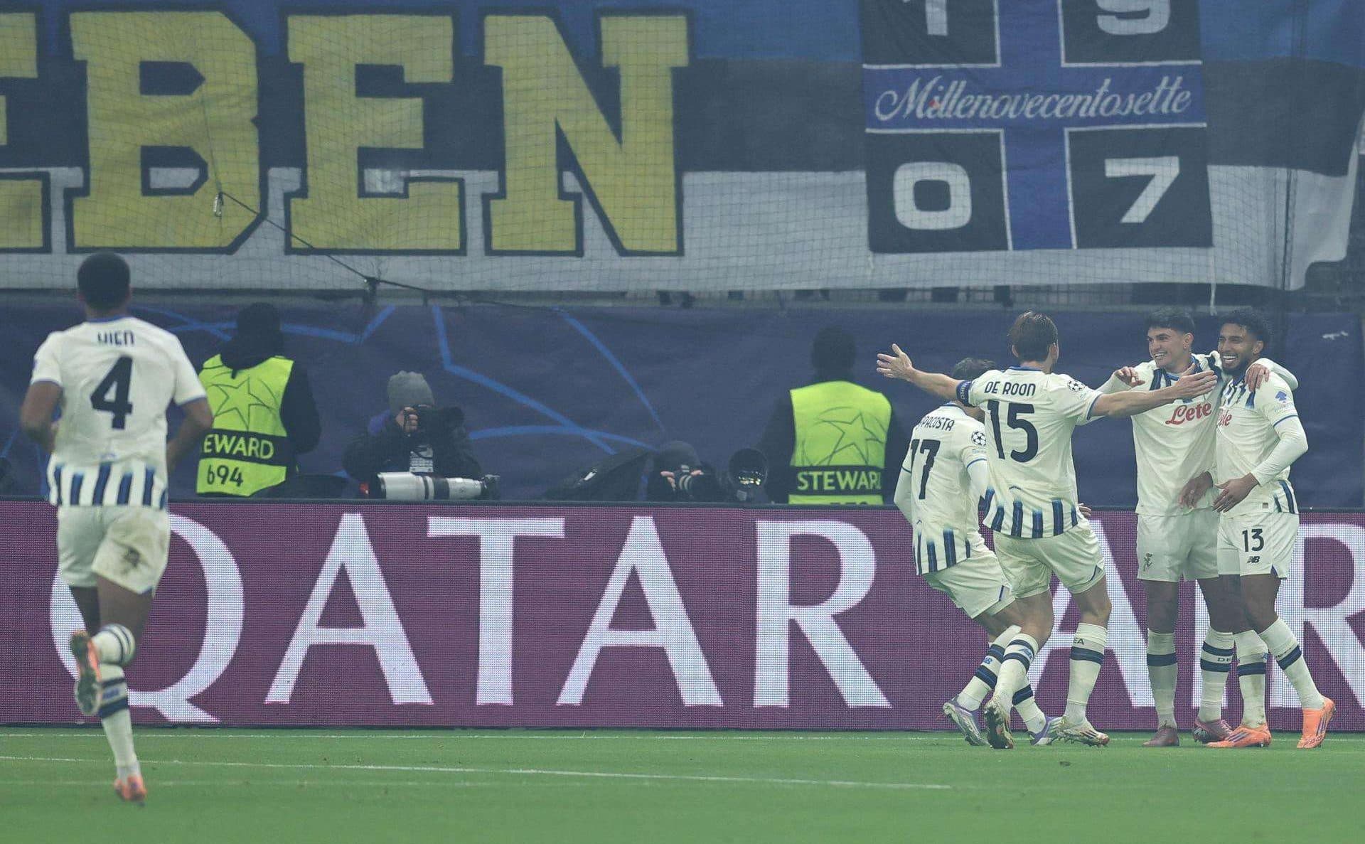 El jugador del Atalanta Ederson (d2) celebra el 0-2 durante el partido de la UEFA Champions League que han jugado Eintracht Frankfurt y Atalanta, en Alemania. EFE/EPA/RONALD WITTEK