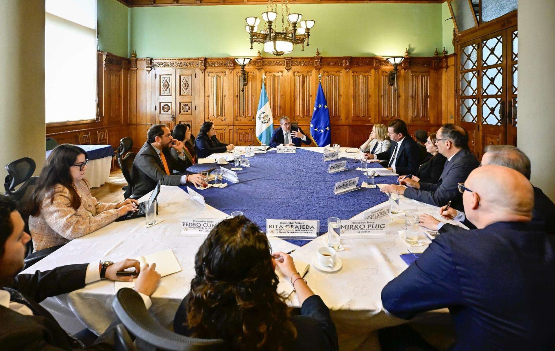 Fotografía cedida por la Presidencia de Guatemala de su mandatario, Bernardo Arévalo de León (c), hablando durante una reunión con integrantes de la Misión de Observación de la Unión Europea (UE) este viernes, en Ciudad de Guatemala (Guatemala). EFE/ Presidencia de Guatemala /SOLO USO EDITORIAL/NO VENTAS/ SOLO DISPONIBLE PARA ILUSTRAR LA NOTICIA QUE ACOMPAÑA (CRÉDITO OBLIGATORIO)