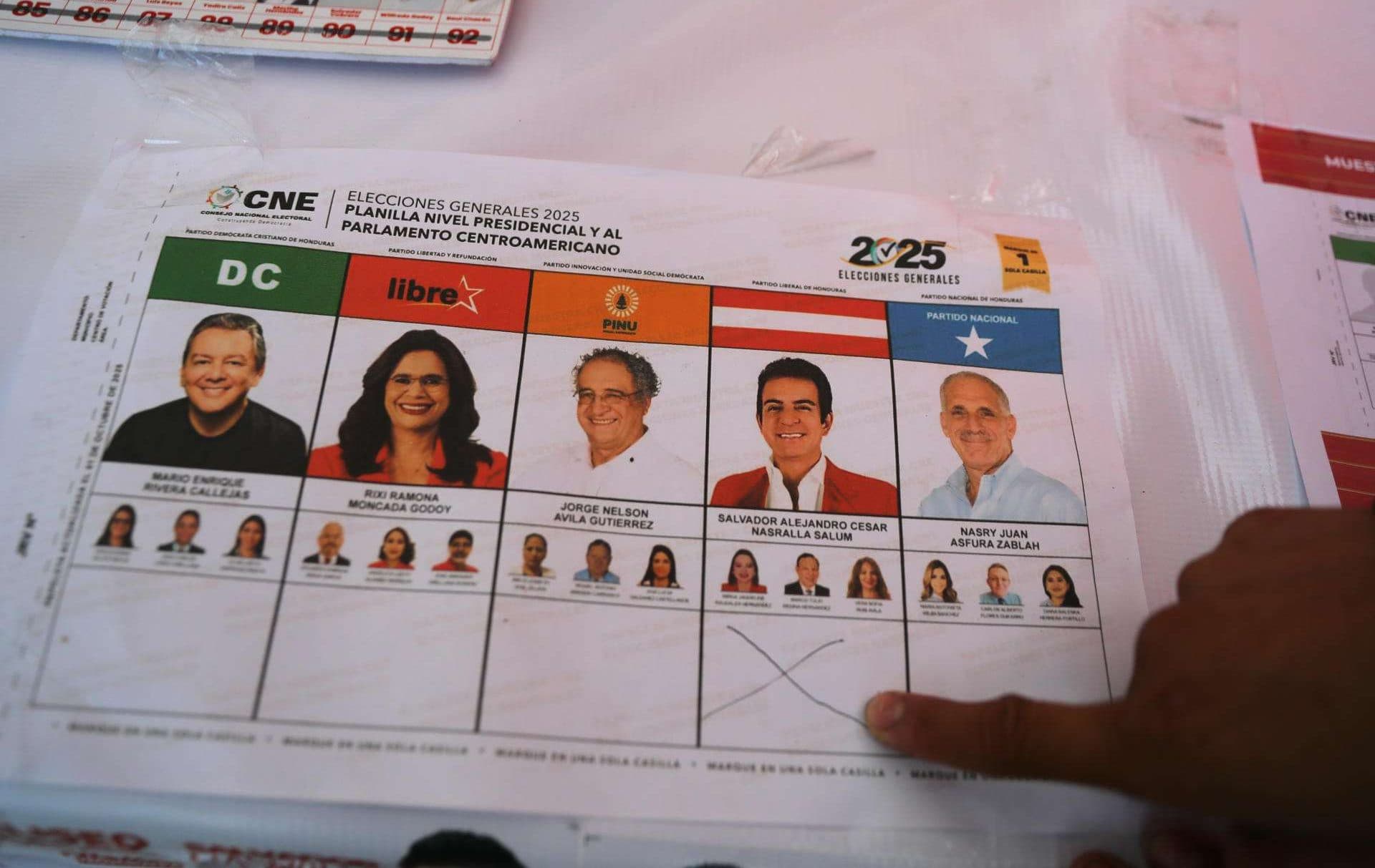 Un voluntario del partido Liberal muestra un voto con marcado por el candidato a la Presidencia de Honduras por el partido Liberal, Salvador Nasralla, este domingo, un centro de votación en Tegucigalpa (Honduras). EFE/ Gustavo Amador