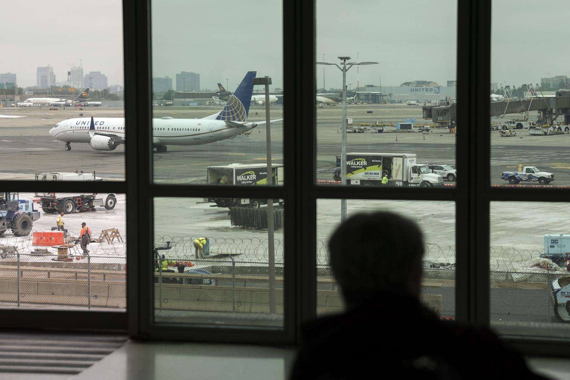 Continúan atrasos en aeropuertos de EEUU tras peor fin de semana del cierre federal