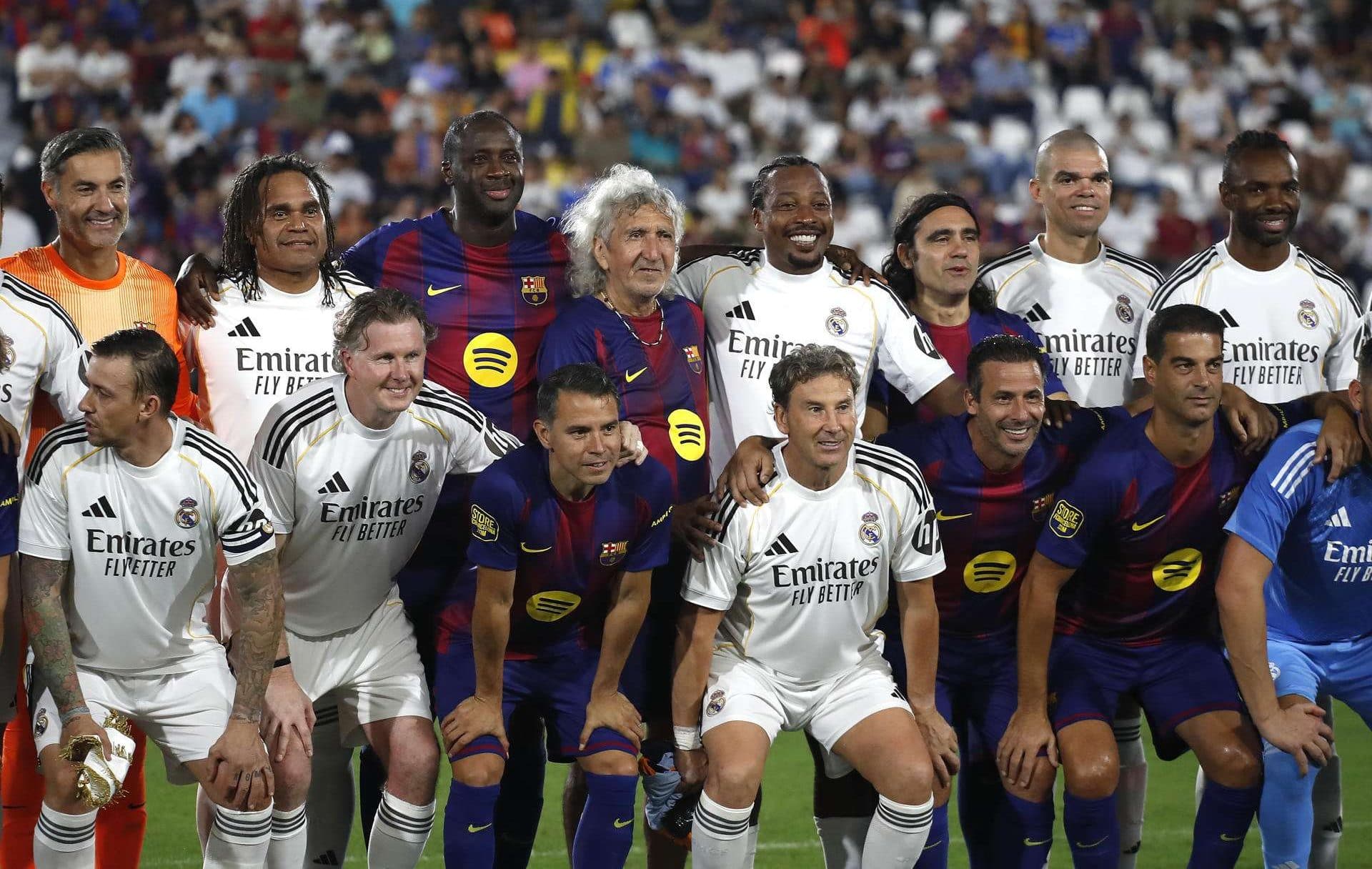 Jugadores del Real Madrid Leyendas y FC Barcelona Leyendas forman previo un partido en el estadio Nacional Jorge "Mágico" González en San Salvador. EFE/Rodrigo Sura