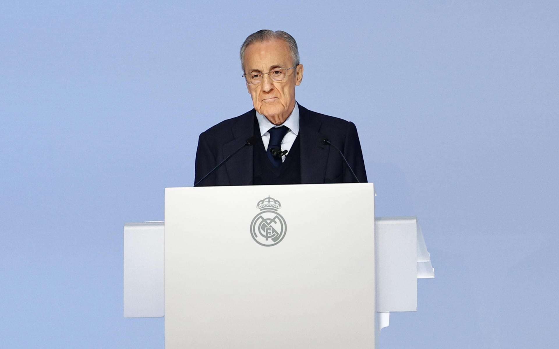 El presidente del Real Madrid, Florentino Pérez, interviene en la asamblea general ordinaria del club en Madrid. Una reunión de los socios compromisarios para avanzar en el proyecto de gran cambio de su modelo societario y aprobar los datos económicos, que superan los mil millones de euros de ingresos en el último ejercicio. EFE/ Rodrigo Jiménez