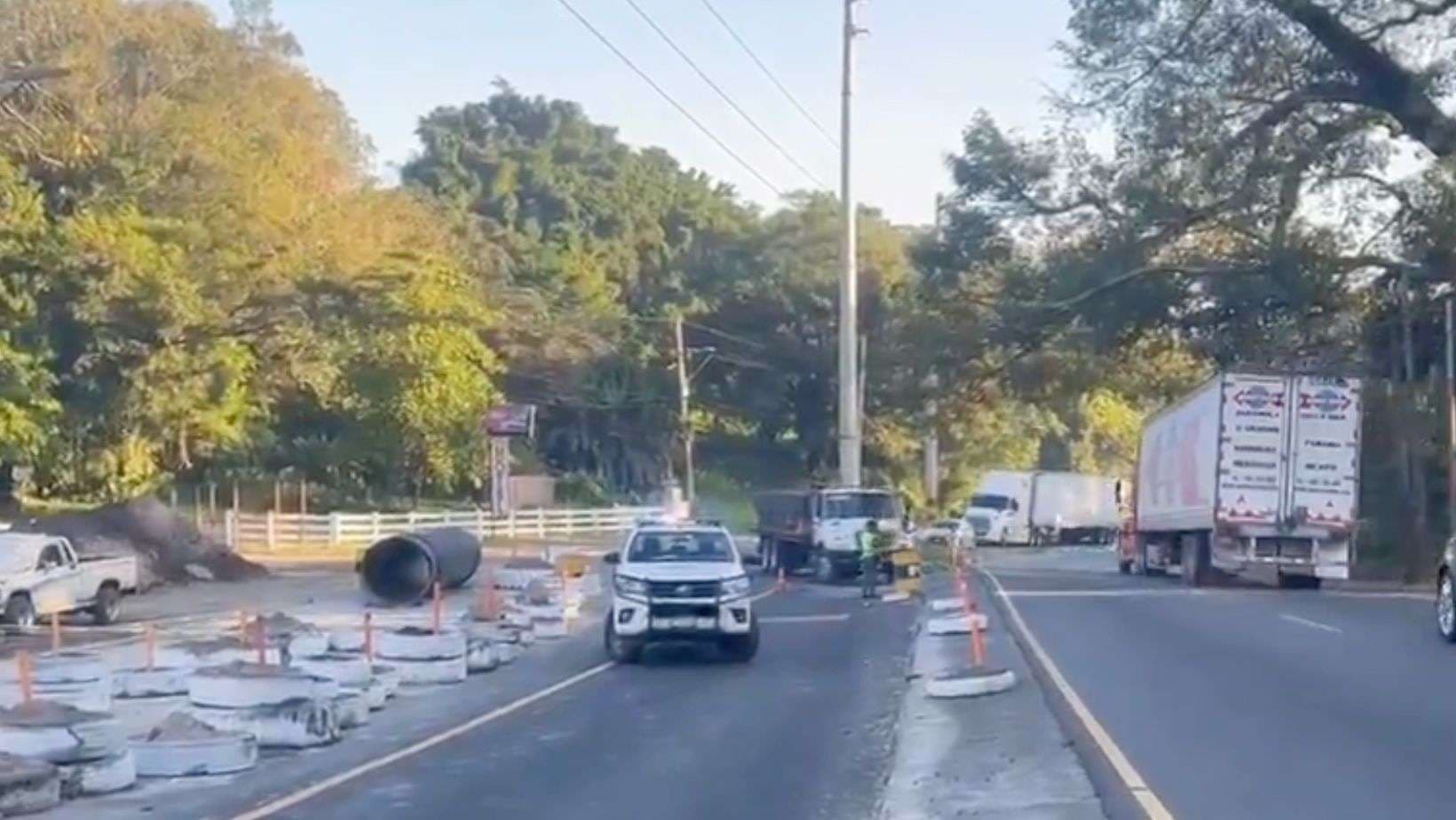 Desprendimiento de carga deja el paso hacia occidente paralizado