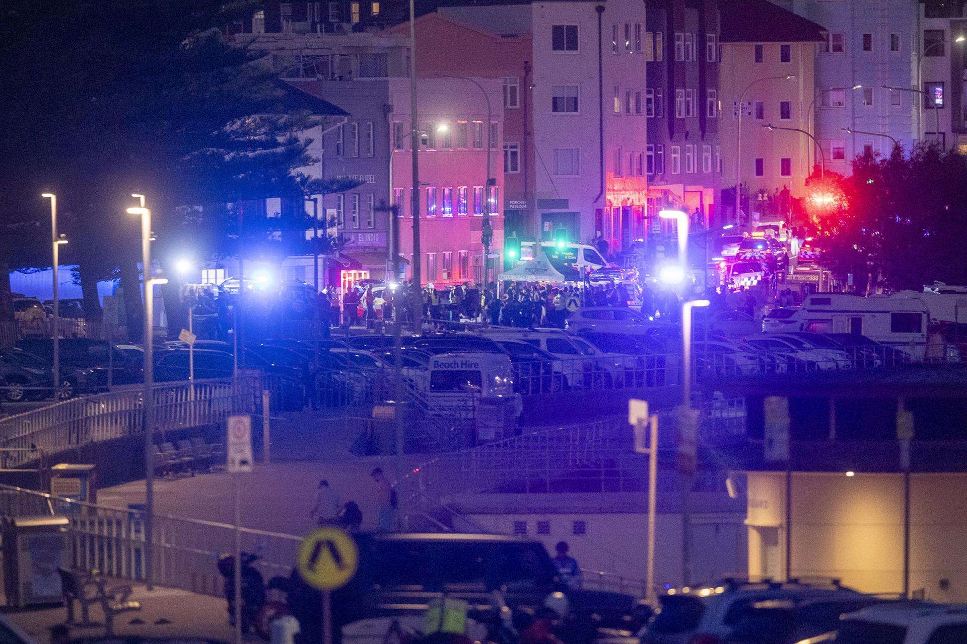 Sydney (Australia), 14/12/2025.- Police and emergency services work at the scene following a shooting incident at Bondi Beach, in Sydney, New South Wales (NSW), Australia, 14 December 2025. NSW Police confirmed at least ten deaths, including one alleged shooter, following the incident at Bondi Beach. Eleven others were injured, including two police officers. Authorities said the second alleged shooter remains in critical condition and is in custody. EFE/EPA/JEREMY PIPER AUSTRALIA AND NEW ZEALAND OUT