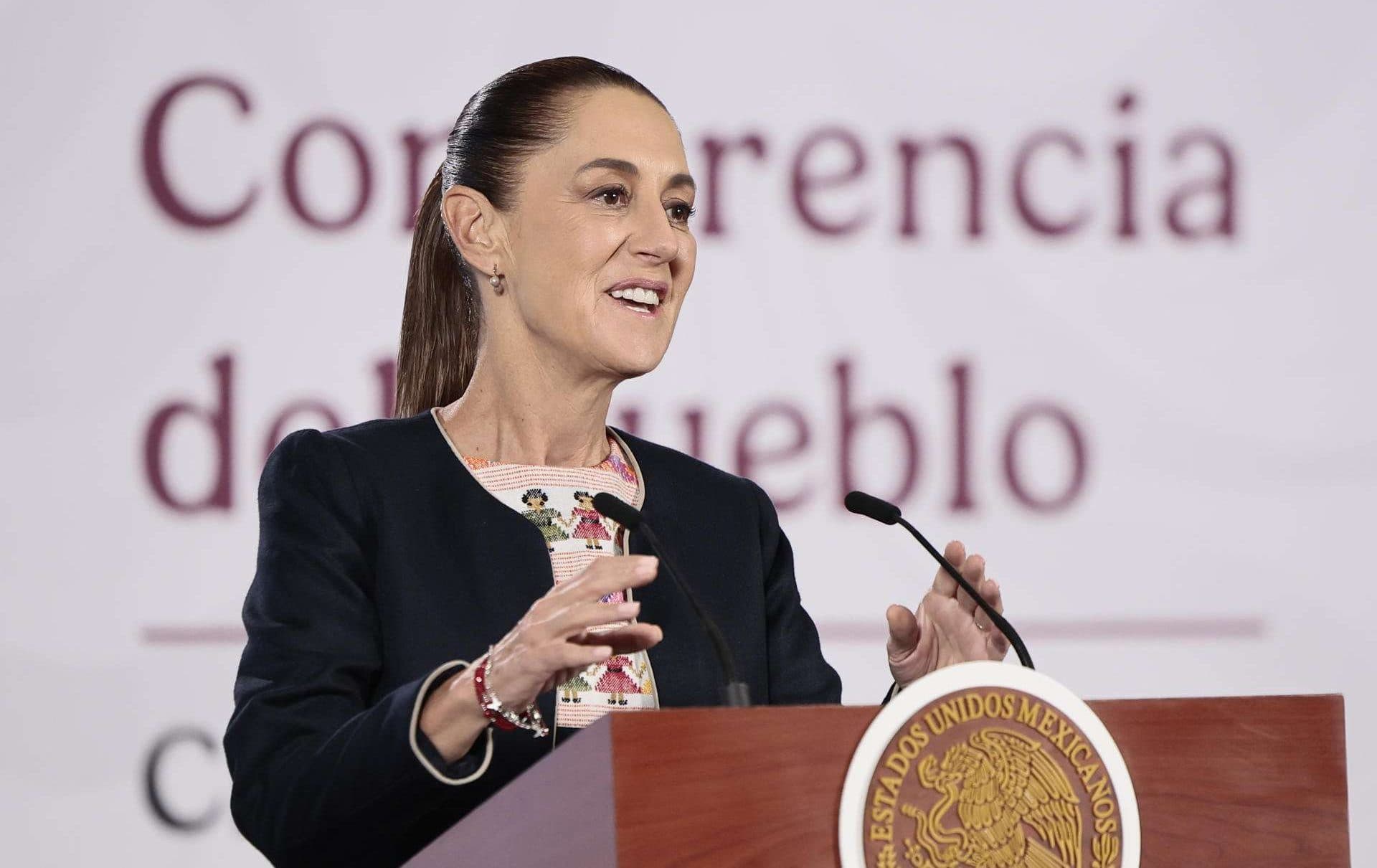 La presidenta de México, Claudia Sheinbaum, habla durante su conferencia de prensa este jueves, en la Ciudad de México (México). EFE/José Méndez