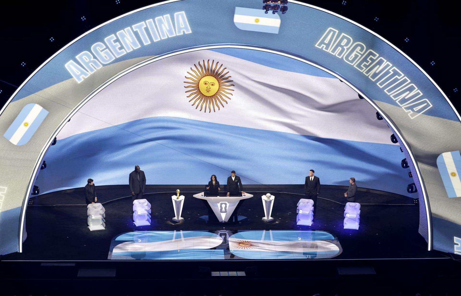 Vista general del escenario con la bandera de Argentina durante el sorteo final de la Copa Mundial de la FIFA 2026. EFE/EPA/Shawn Thew