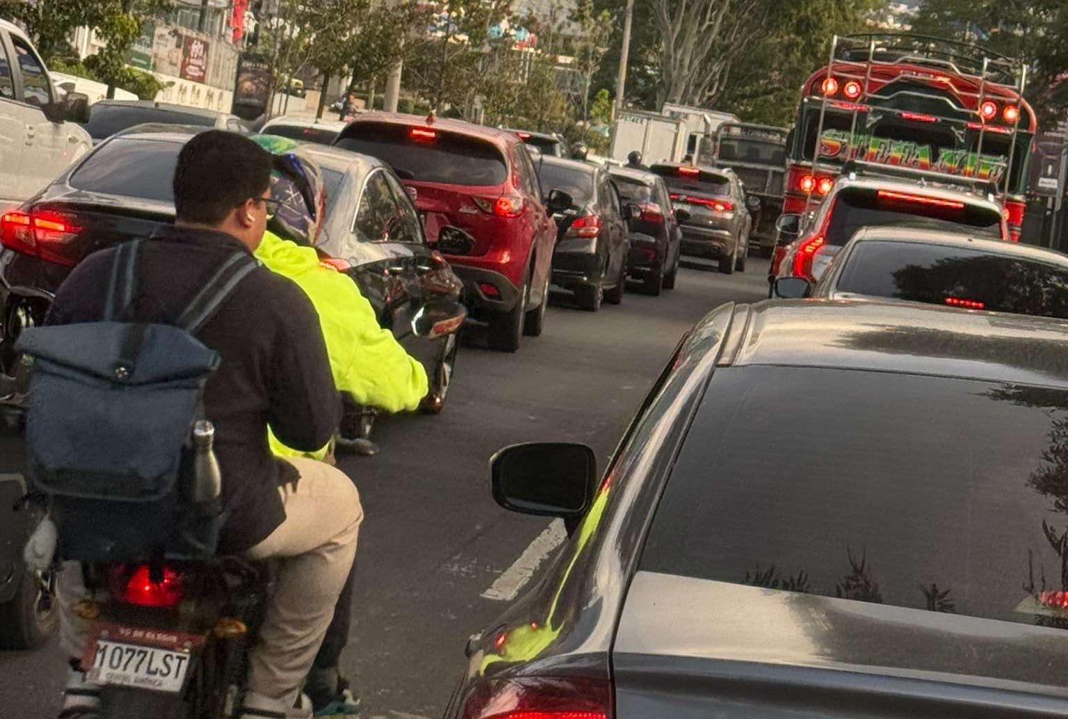 trafico proceres. (Fotos: Facebook/Roberto Sánchez).