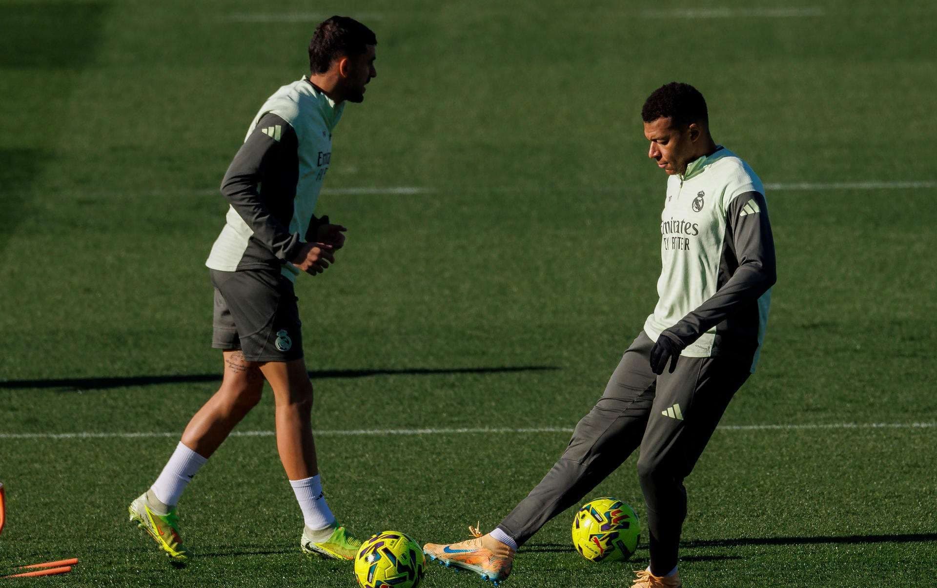 El delantero del Real Madrid Kylian Mbappe (d) y el entrenador, Xabi Alonso, durante el entrenamiento del equipo en la Ciudad Deportiva de Valdebebas en Madrid. EFE/ Rodrigo Jiménez