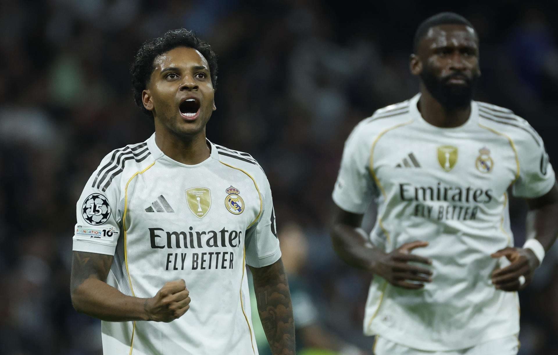 El delantero del Real Madrid Rodrygo Goes celebra tras marcar el 1-0 durante el encuentro correspondiente a la fase regular de la Liga de Campeones que disputaron Real Madrid y Manchester City en el estadio Santiago Bernabéu, en Madrid. EFE/ Juanjo Martín