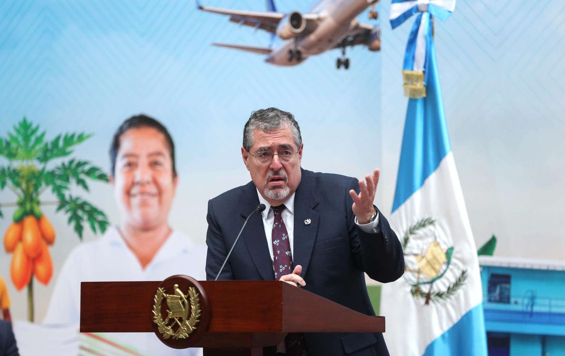 El presidente de Guatemala, Bernardo Arévalo de León, habla en una rueda de prensa en el Palacio Nacional de la Cultura este 17 de octubre de 2025, en Ciudad de Guatemala (Guatemala). EFE/ Mariano Macz