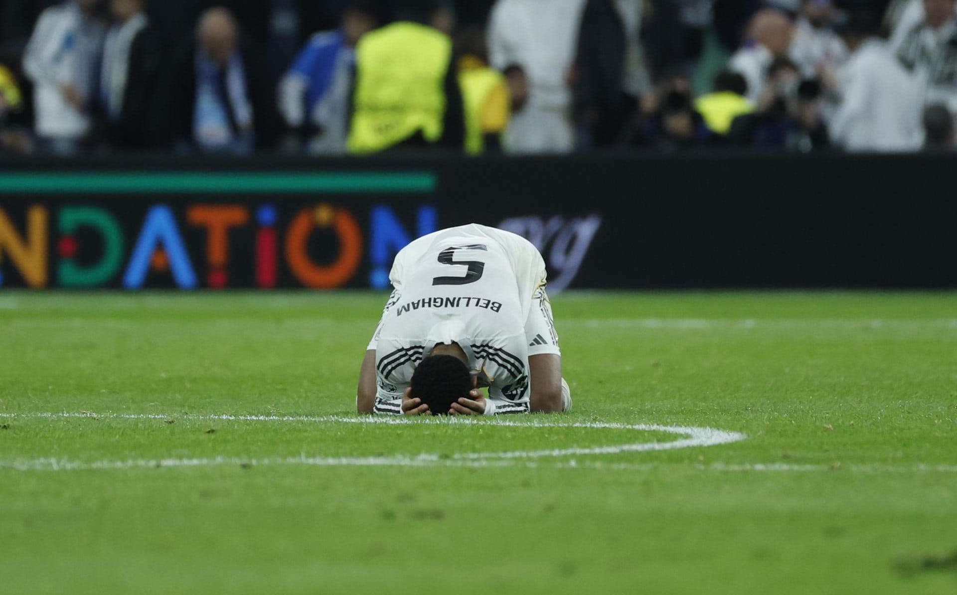El centrocampista inglés del Real Madrid, Jude Bellingham, a la finalización del encuentro correspondiente a la fase regular de la Liga de Campeones que han disputado Real Madrid y Manchester City en el estadio Santiago Bernabéu, en Madrid. EFE/Juanjo Martín.