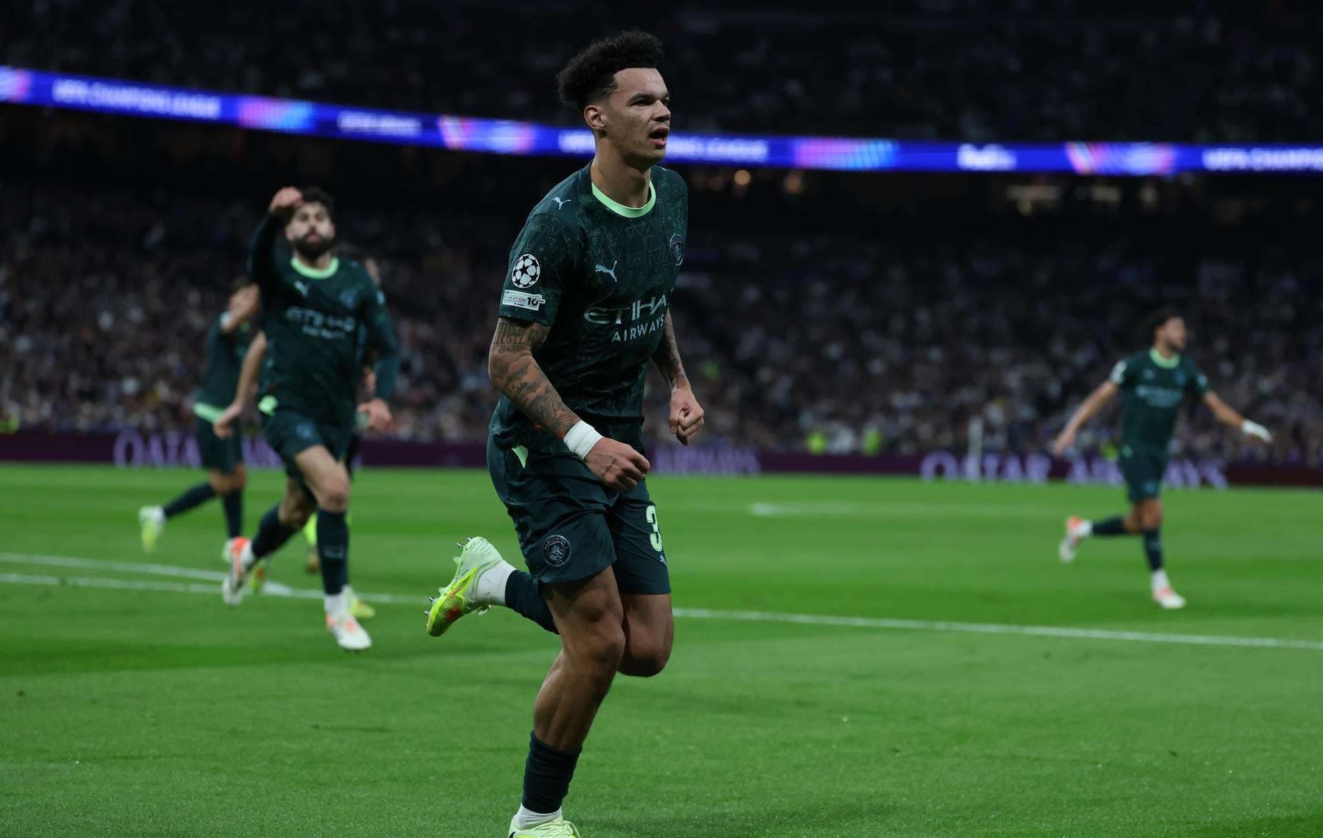 El defensa del Manchester City Nico O'Reilly celebra tras marcar el 1-1 durante el encuentro correspondiente a la fase regular de la Liga de Campeones que disputaron Real Madrid y Manchester City en el estadio Santiago Bernabéu, en Madrid. EFE/ Kiko Huesca