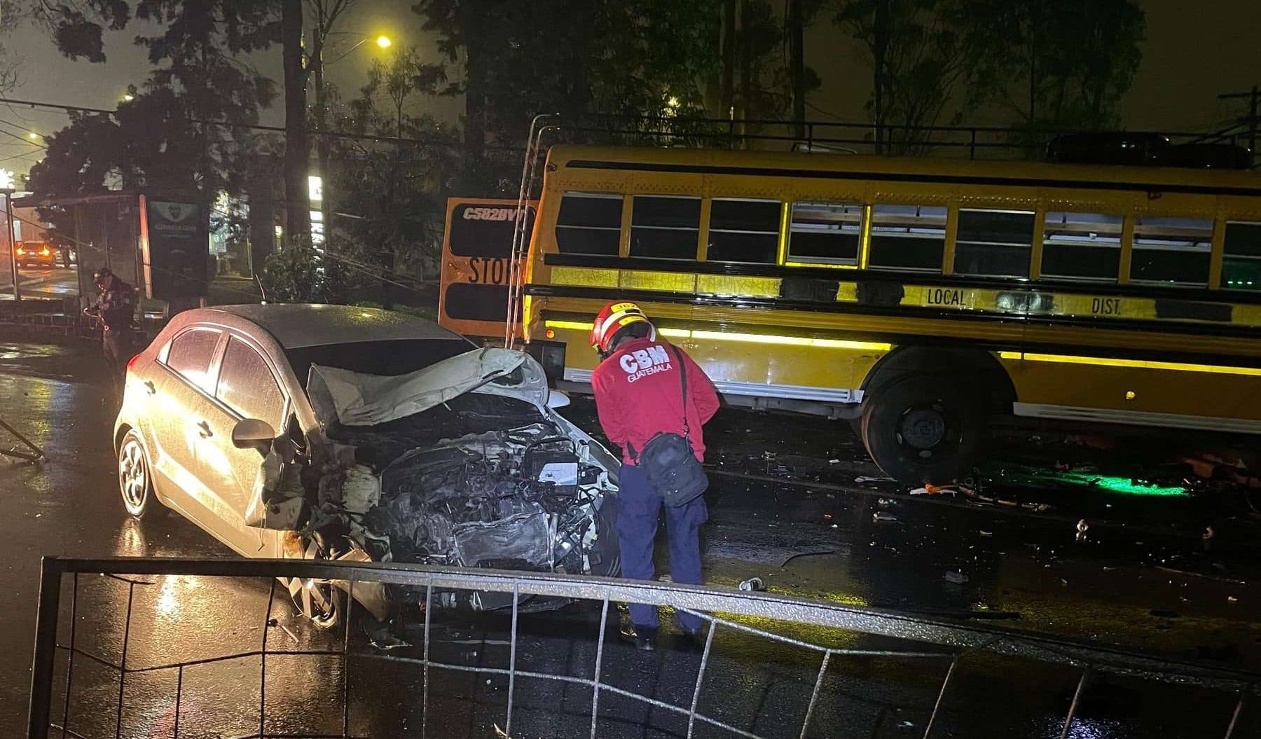 Choque múltiple en carretera a El Salvador provoca daños a infraestructura y afecta la circulación