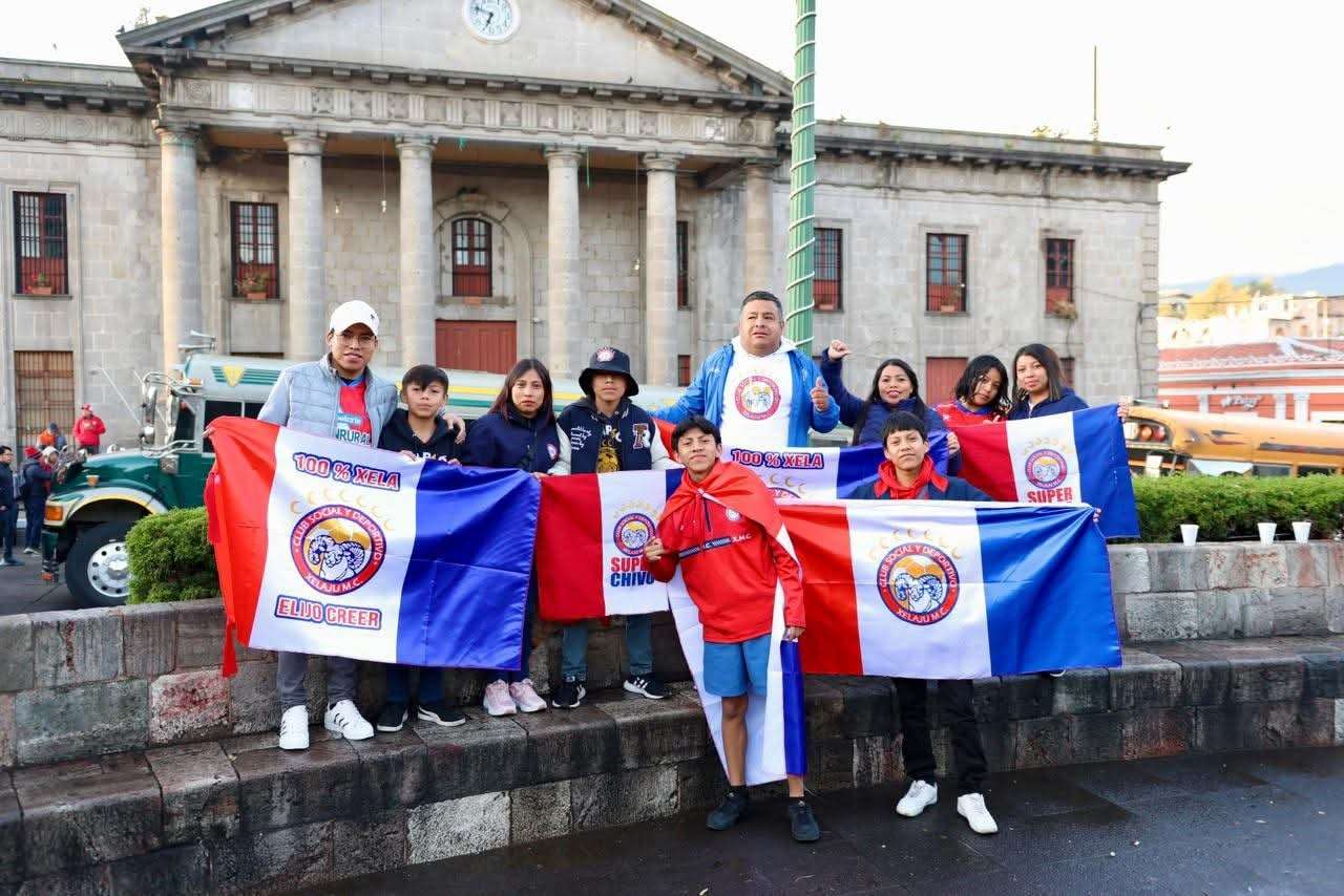 Caravanas de aficionados parten del Parque Central de Quetzaltenango rumbo a la capital