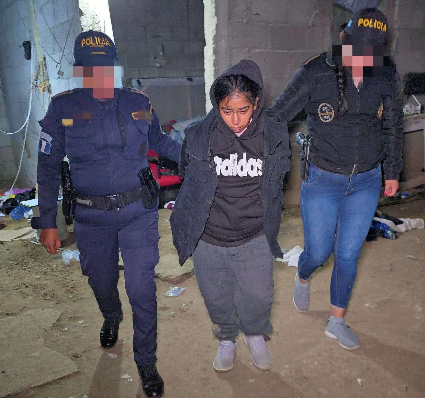 ¡De guarida a escena criminal! Descubren drogas y un cadáver durante allanamiento en Mixco