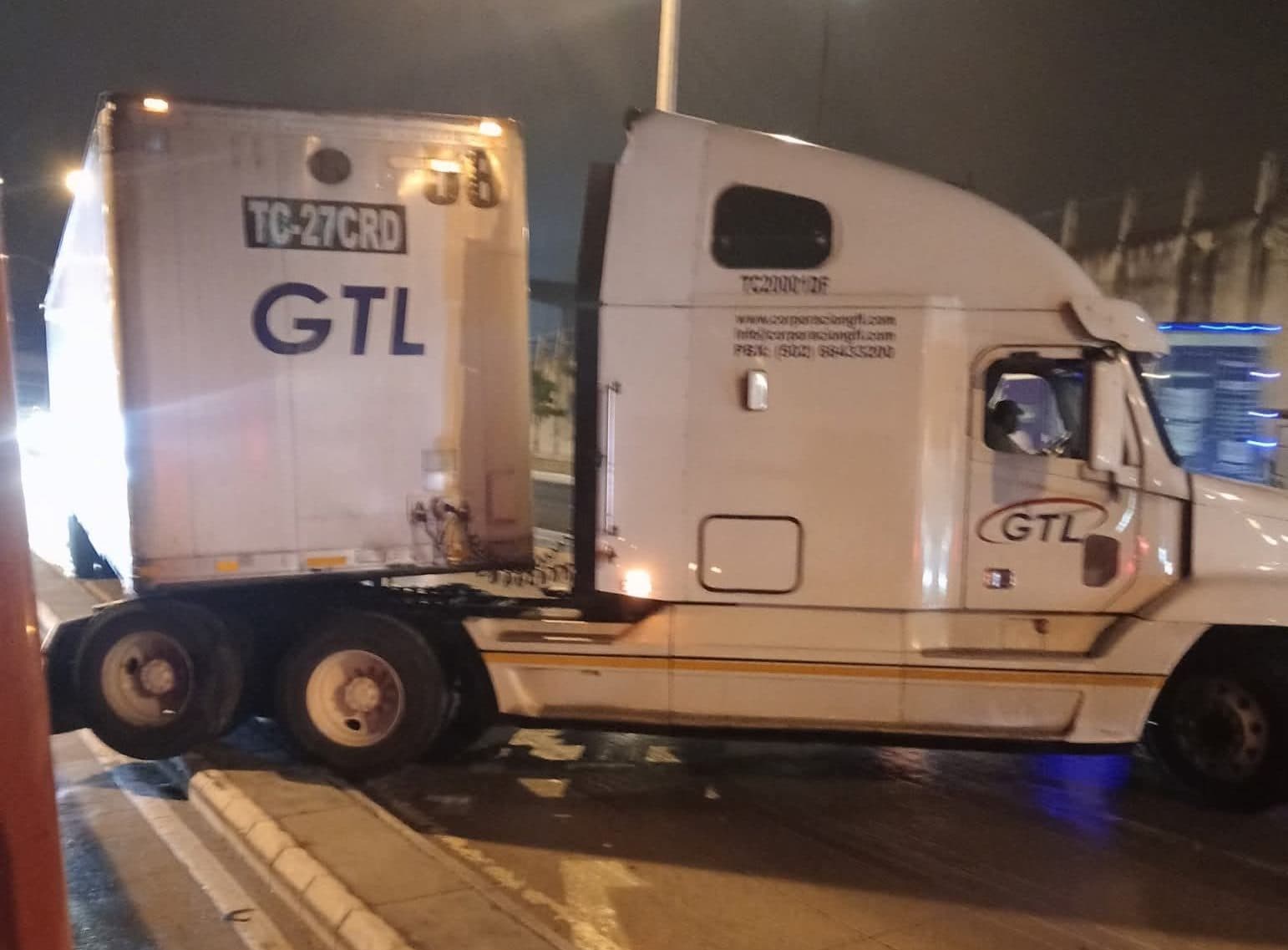 ¡Caos en la salida al Atlántico! Tráiler queda empotrado bajo el puente de Centra Norte