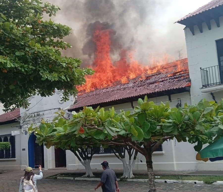 ÚLTIMA HORA | Fuego de grandes proporciones afecta museo y edificios cercanos en Retalhuleu
