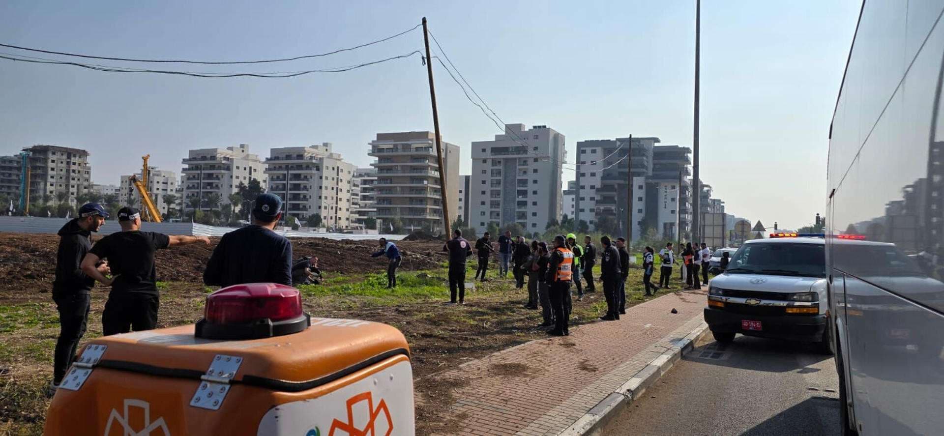 Al menos dos personas murieron y una tercera resultó herida este viernes en un ataque que la Policía israelí califica de "terrorista", después de que un palestino de Cisjordania presuntamente atropellara a un hombre y apuñalara a una joven en la ciudad de Beit Shean, en el norte de Israel. "La investigación preliminar indica que se trata de un ataque terrorista que comenzó en la ciudad de Beit Shean, donde un peatón fue atropellado. Posteriormente, una joven fue apuñalada cerca de la carretera 71", dice un comunicado policial, que añade que el presunto agresor fue disparado por un transeúnte y evacuado al hospital en estado moderado. EFE/ X United Hatzalah***SOLO USO EDITORIAL/SOLO DISPONIBLE PARA ILUSTRAR LA NOTICIA QUE ACOMPAÑA (CRÉDITO OBLIGATORIO)***