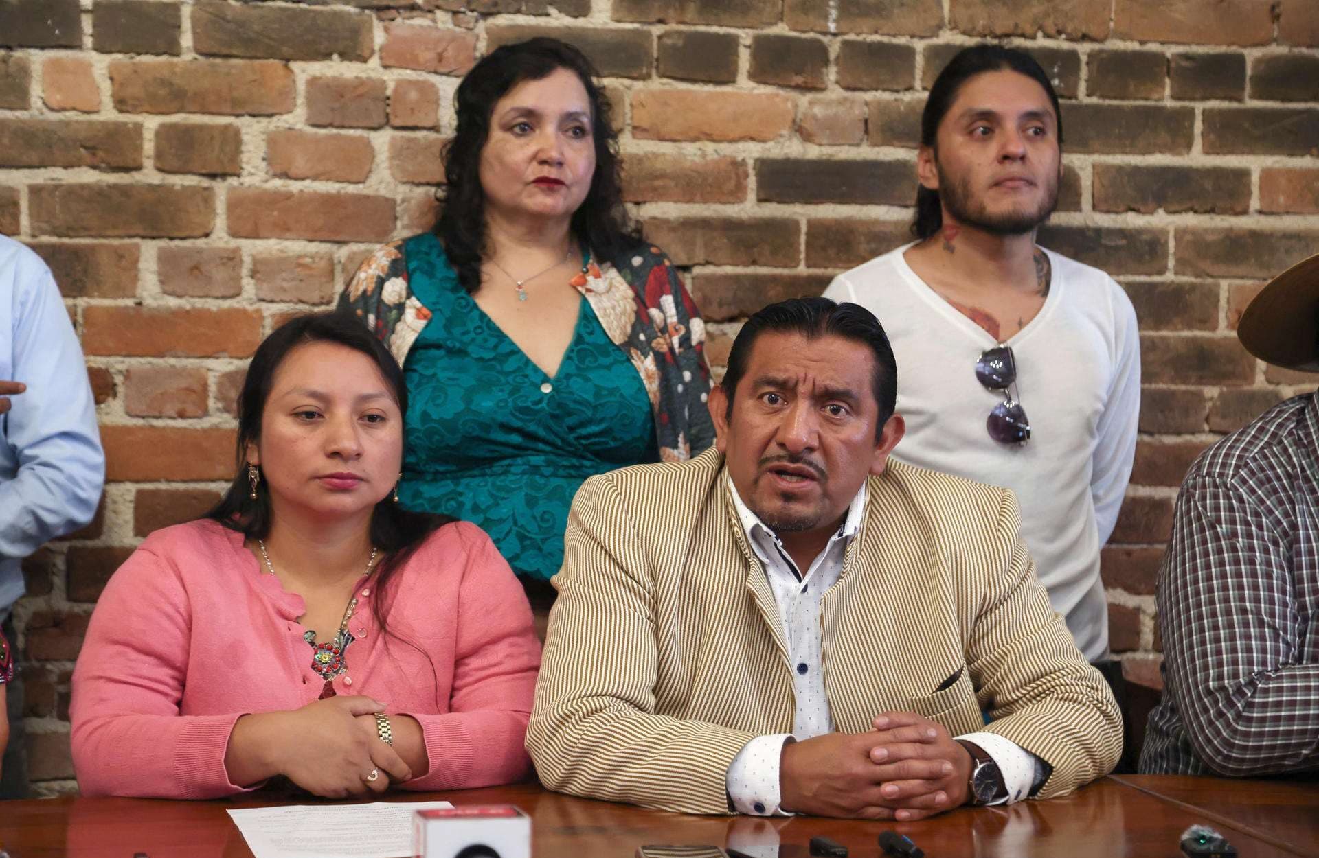 La esposa de Luis Pacheco; Lidia Tzunum de Pacheco (i), y el director jurídico del Bufete para Pueblos Indígenas, Juan Castro, hablan durante una rueda de prensa este 18 de diciembre de 2025, en Ciudad de Guatemala (Guatemala). EFE/ Mariano Macz