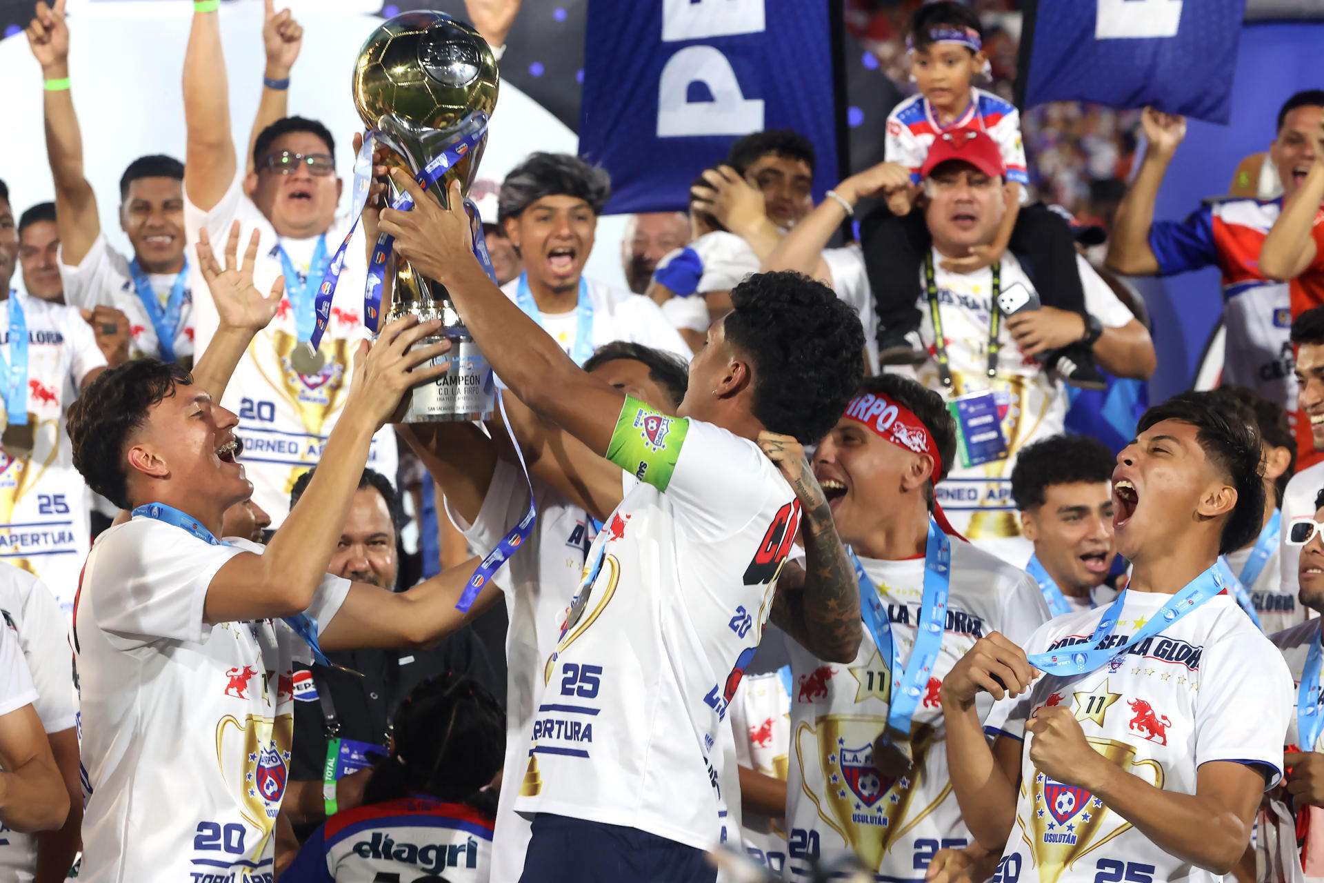 Jugadores del Firpo celebran con el trofeo este sábado al ganar la final de la Liga Mayor ante Alianza Fútbol Club, en el Estadio Jorge 'El Mágico' González, en San Salvador. EFE/ Javier Aparicio