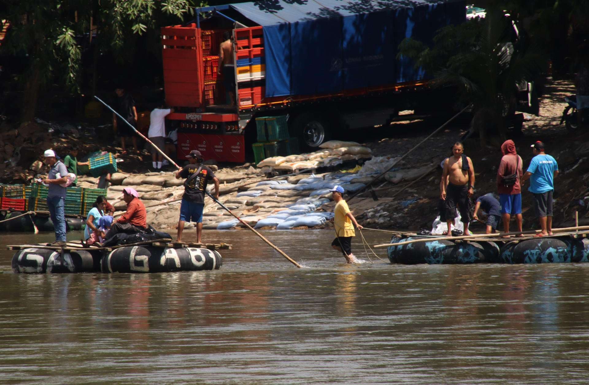 Migrantes cruzan en pequeñas embarcaciones el río Suchiate este lunes, en la ciudad de Tapachula (México). EFE/Juan Manuel Blanco